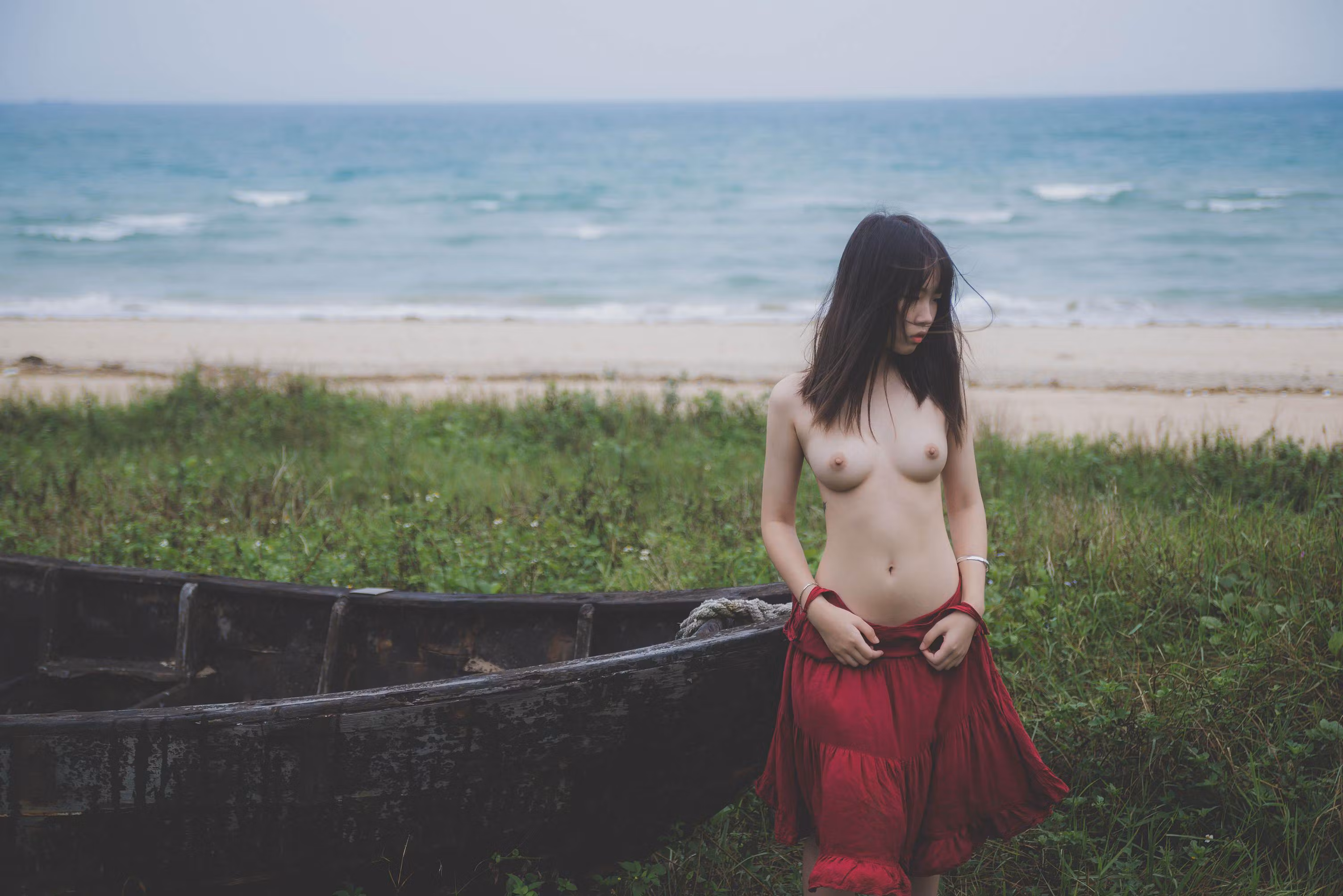 褪去比基尼与热裤后在海滩显露白嫩玉足与美腿线条
